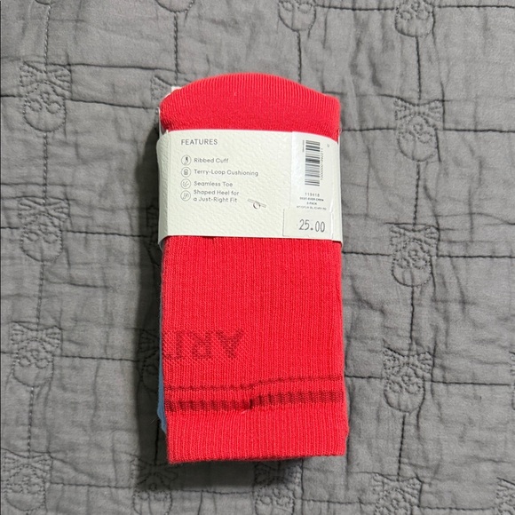 Aritzia Best-Ever Crew Socks NWT - Picture 3 of 4